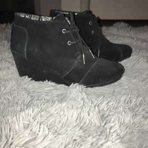 TOM’s black lace up wedges